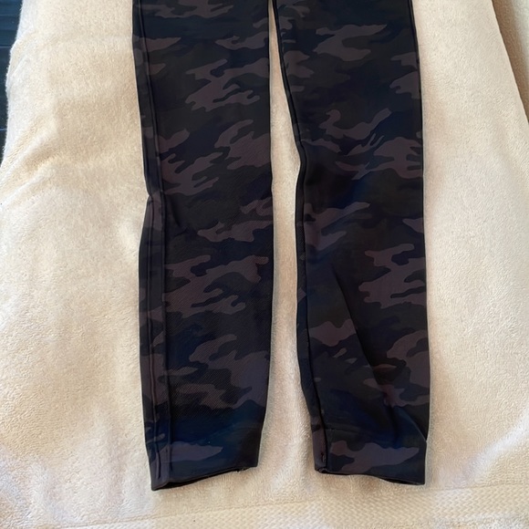 Spanx seamless leggings black camouflage in petite small - Picture 9 of 9